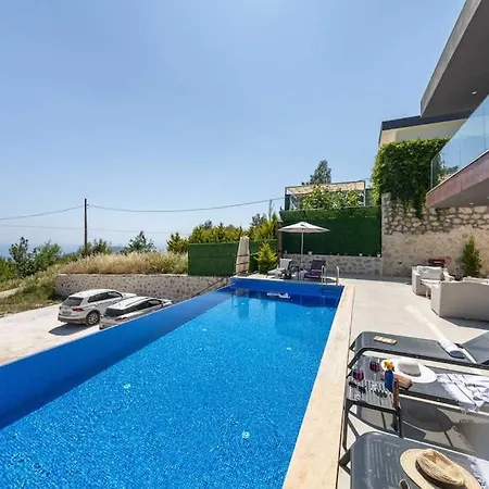 Doga Icerisinde Lueks Rose Vila Kaş