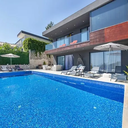 Doga Icerisinde Lueks Rose Vila Kaş